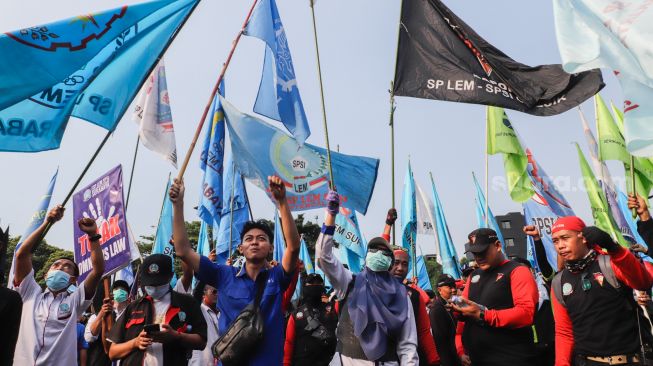 Sejumlah buruh mengikuti aksi unjuk rasa di depan gedung DPR, Jakarta Pusat, Rabu (10/8/2022). [Suara.com/Alfian Winanto]