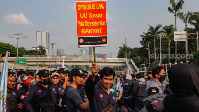 Sejumlah buruh mengikuti aksi unjuk rasa di depan gedung DPR, Jakarta Pusat, Rabu (10/8/2022). [Suara.com/Alfian Winanto]