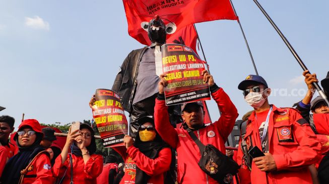 Sejumlah buruh mengikuti aksi unjuk rasa di depan gedung DPR, Jakarta Pusat, Rabu (10/8/2022). [Suara.com/Alfian Winanto]