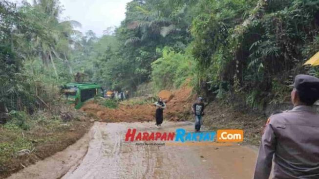 Pemandangan Mengerikan Mobil Elf Nyaris Masuk Jurang karena Terseret Longsoran Tebing