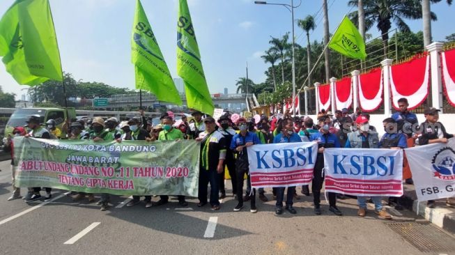 Muncul "Tikus Berdasi" di Tengah Kerumunan Massa Buruh Geruduk Gedung DPR RI