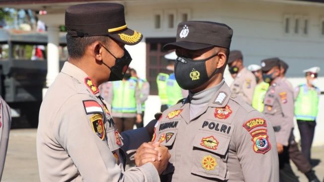 Salut, Punya Bakat di Dunia Pertanian, Polisi di Belu Ubah Lahan Tidur Jadi Kebun Tomat