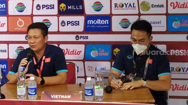 Pelatih Vietnam U-16, Nguyen Quoc Tuan dalam konferensi pers usai menang dari Thailand U-16. (Suara.com/Arif Budi)