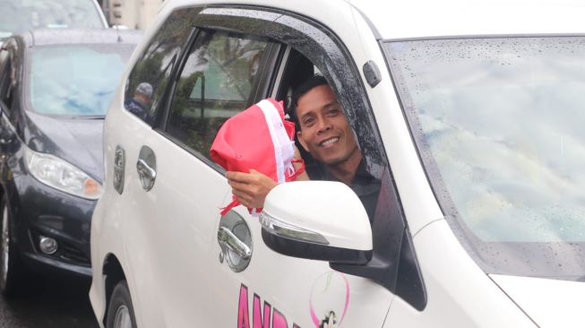 Kesbangpol Provinsi Bali Bagikan 7 Ribu Bendera Merah Putih di Perempatan Sanur