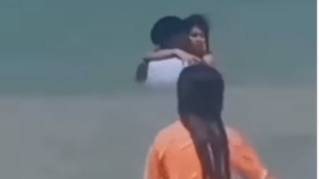 Geger, Pengunjung Pantai Bercinta di Depan Anak-anak, Netizen: Bar-bar Banget!