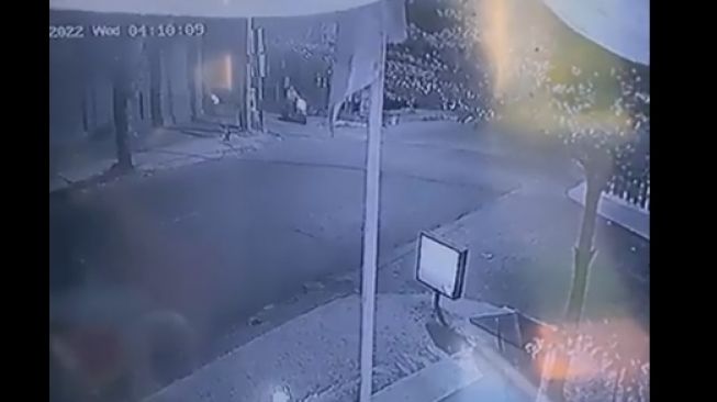 rekaman CCTV merekam aksi begal payudara di kawasan Jalan Palagan, Ngaglik. [merapi_uncover / Twitter]