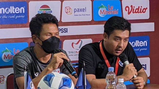 Pelatih tim nasional U-16 Thailand Pipob Onmo (kiri) memberikan pernyataan kepada media usai memimpin skuadnya menghadapi Vietnam pada laga semifinal Piala AFF U-16 2022 di Stadion Maguwoharjo, Sleman, Yogyakarta, Rabu (10/8/2022). Pertandingan itu dimenangkan Vietnam 2-0 yang membuat mereka berhak lolos ke final turnamen (Michael Siahaan)