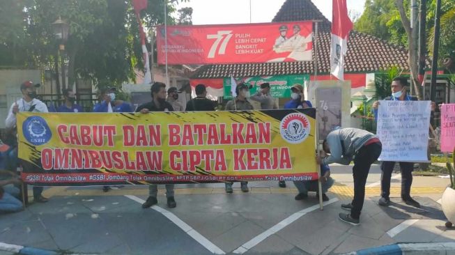 Demo Buruh di Jombang Tuntut Kenaikan Gaji dan Cabut UU Cipta Kerja