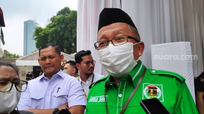 Anggota Komisi III DPR fraksi PPP, Arsul Sani, Arsul Sani saat dittemui wartawan di gedung KPU RI. (Suara.com/Bagaskara)