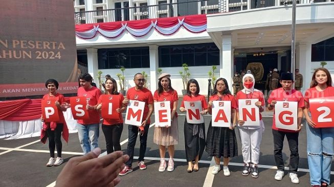 Partai Solidaritas Indonesia atau PSI akhirnya secara resmi mendaftarkan diri sebagai calon peserta Pemilu 2024 ke Komisi Pemilihan Umum atau KPU, Rabu (10/8/2022). (Suara.com/Bagaskara)