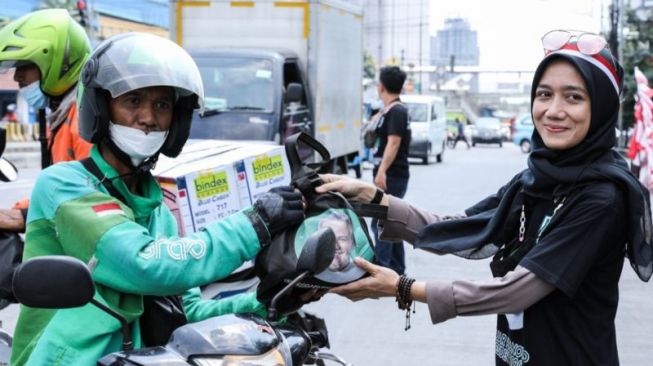 Komunitas Warteg Bagikan 1.000 Nasi Bungkus Gratis Bagi Driver Ojol di Jakarta Utara