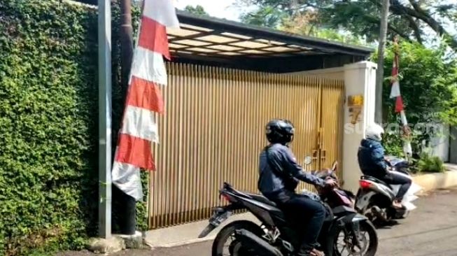 Penampakan rumah mertua Irjen Ferdy Sambo di Jalan Bangka XI A, Mampang Prapatan, Jaksel. (Suara.com/Arga)