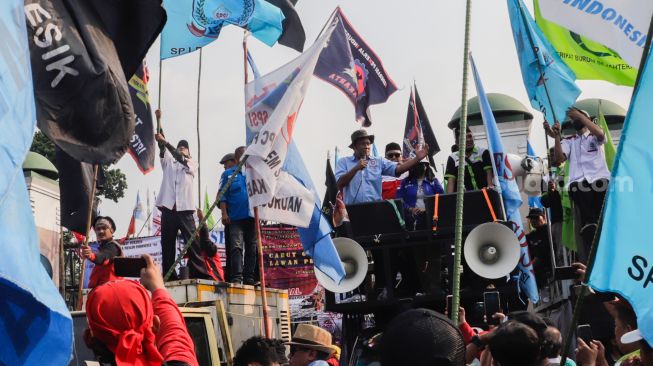 Sejumlah buruh mengikuti aksi unjuk rasa di depan gedung DPR, Jakarta Pusat, Rabu (10/8/2022). [Suara.com/Alfian Winanto]