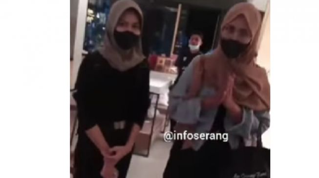 Viral Wanita Ngamuk Maki Karywan Kafe di Serang, Netizen Sindir Menohok: Uang Tak Bisa Beli Sikap