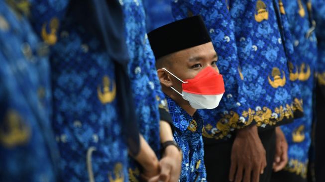 Perenang difabel Aris Wibawa mengikuti upacara pengangkatan sebagai Pegawai Negeri Sipil (PNS) di Kemenpora, Jakarta, Rabu (10/8/2022).ANTARA FOTO/Aditya Pradana Putra
