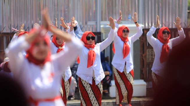 Sejumlah peserta mengikuti kegiatan senam massal menggunakan kebaya di pendopo Indramayu, Jawa Barat, Rabu (10/8/2022).  ANTARA FOTO/Dedhez Anggara