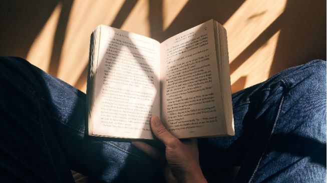 4 Cara agar Fokus saat Membaca Buku, Baca di Tempat Sepi?