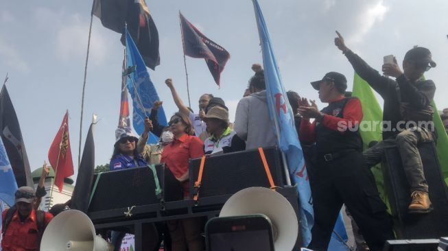 Di Hadapan Massa Demo Buruh di Depan DPR, Senator Aceh: Tolak Omnibus Law!