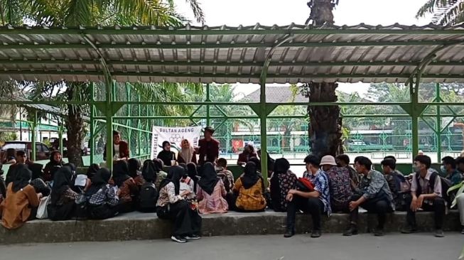 Peserta ospek Untirta sedang menerima arahan dari mentor di Untirta Serang, Banten, Rabu (10/8/2022). [Anwar/Suara.com]