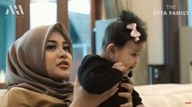 Momen Atta Halilintar potong rambut Ameena. (YouTube/AH)