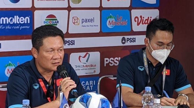 Pelatih tim nasional U-16 Vietnam Nguyen Quoc Tuan (kiri) memberikan pernyataan kepada media usai memimpin skuadnya menghadapi Thailand pada laga semifinal Piala AFF U-16 2022 di Stadion Maguwoharjo, Sleman, Yogyakarta, Rabu (10/8/2022). Pertandingan itu dimenangkan Vietnam 2-0 yang membuat mereka berhak lolos ke final turnamen. (Michael Siahaan)
