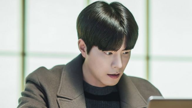 Hong Jong Hyun di Stock Struck (Instagram/@tving.official)