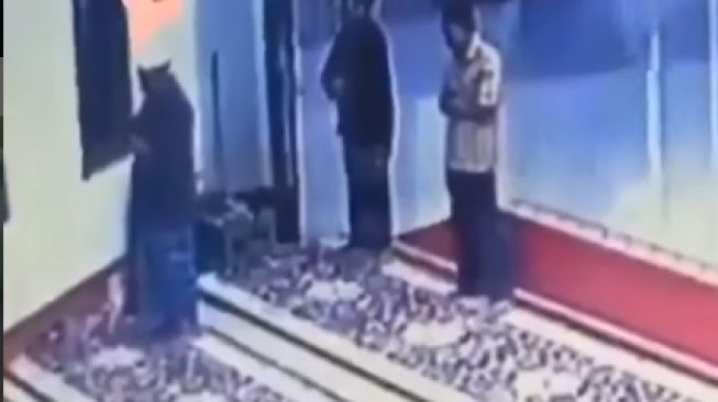 Video Viral Detik-detik Guru Agama Meninggal Dunia saat Salat di Masjid