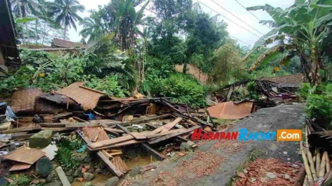 Enam Rumah di Tasikmalaya Ambruk Akibat Longsor yang Terjadi usai Hujan Deras