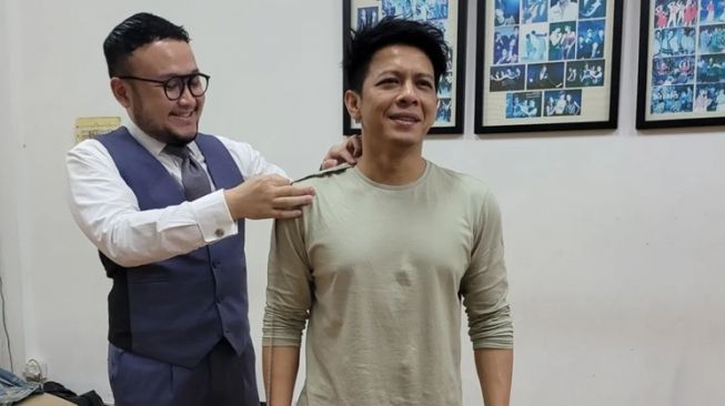 Ariel NOAH dan BCL menjalani fitting bersama desainer Samuel Wongso.