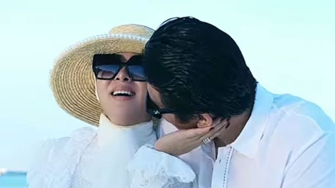 Potret Syahrini dan Reino Barack Nikmati Golden Hour di Jepang (Instagram/@princessyahrini)