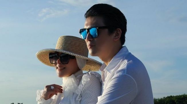 Potret Syahrini dan Reino Barack Nikmati Golden Hour di Jepang (Instagram/@princessyahrini)