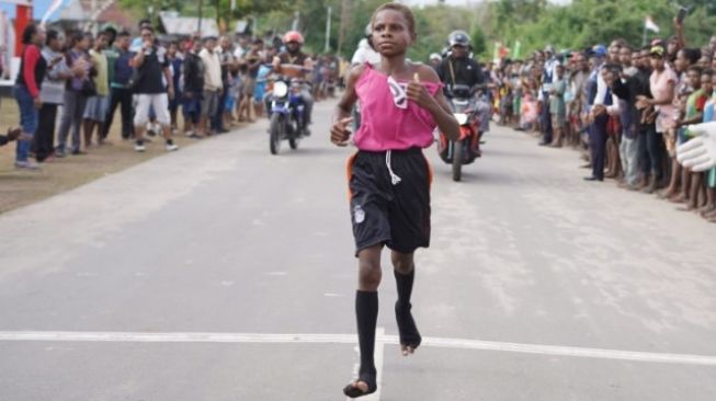 Berlari Tanpa Sepatu, Anak Perempuan 11 Tahun Juara 1 Lomba Lari Maraton HUT RI