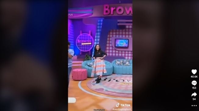 Rok Ayu Ting Ting tiba-tiba robek dan Wendy Cagur langsung melepaskan kemejanya. [TikTok]