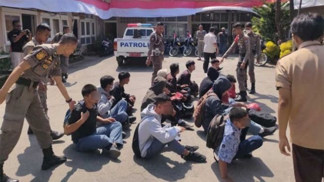 Asyik Main Domino Saat Jam Belajar, Belasan Siswa di Padang Digelandang Satpol PP