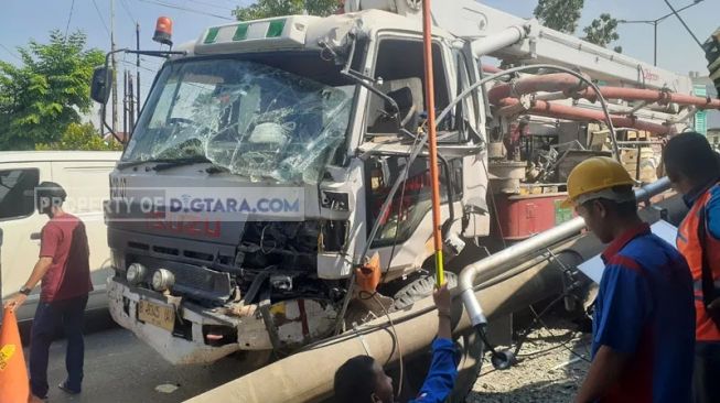 Truk Tabrak Tiang Listrik hingga Roboh di Medan, Begini Kejadiannya