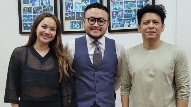 Ariel NOAH dan BCL menjalani fitting bersama desainer Samuel Wongso.