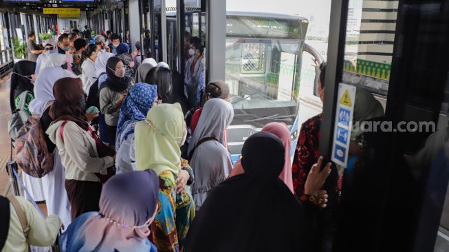 Penumpang menunggu kedatangan bus TransJakarta di Halte CSW, Jakarta Selatan, Kamis (11/8/2022). [Suara.com/Alfian Winanto]