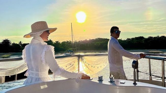 Potret Syahrini dan Reino Barack Nikmati Golden Hour di Jepang (Instagram/@princessyahrini)