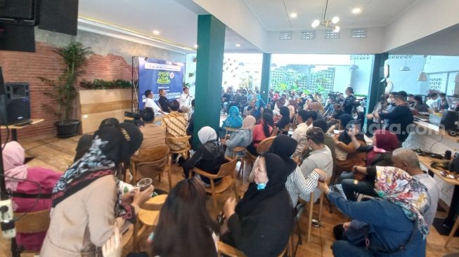 Rangkaian roadshow SUARA UMKM yang diinisiasi oleh Suara.com di Kota Bandung, Jawa Barat, dipadati oleh ratusan pelaku Usaha Mikro Kecil dan Menengah (UMKM) seantero Bandung Raya. (Suara.com/Fadil)