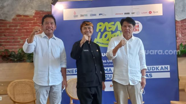 Pemimpin Redaksi Suara.com Suwarjono (kiri), Widyaiswara Ahli Madya Pada UPTD Pendidikan Pelatihan Perkoperasian & Wirausaha Jawa Barat di Dinas Koperasi & Usaha Kecil Jawa Barat 2 Dr. Daniar Ahmad Nurdianto (tengah), dan Wakil Ketua DPP Apindo Jawa Barat Bidang Pariwisata, Ekonomi Kreatif, UKM dan Koperasi Perry Tristianto (kiri). (Suara.com/Fadil)