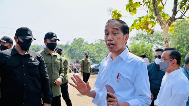 Presiden Joko Widodo atau Jokowi usai meninjau pengembangan kelapa genjah di Desa Giriroto, Kabupaten Boyolali, Jawa Tengah, Kamis (11/8/2022). (Laily Rachev - Biro Pers Sekretariat Presiden)