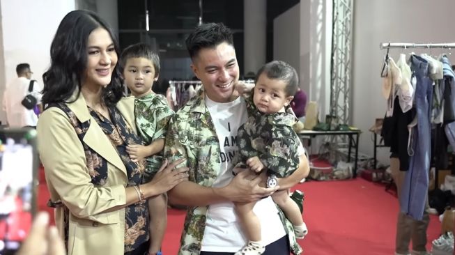 5 Momen Kiano Catwalk di Fashion Show, Mood Kurang Bagus Terpaksa Digendong Baim Wong