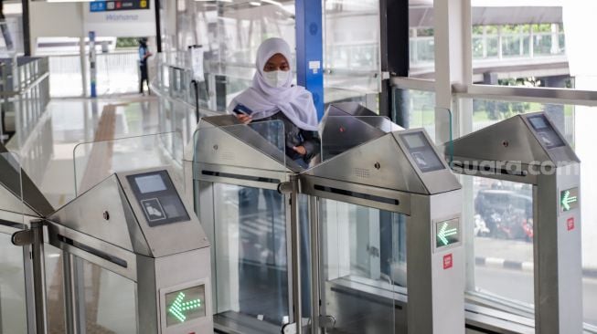 Penumpang menunggu kedatangan bus TransJakarta di Halte CSW, Jakarta Selatan, Kamis (11/8/2022). [Suara.com/Alfian Winanto]