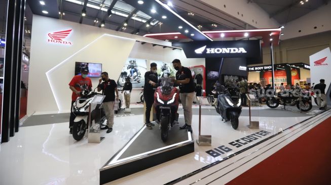 Honda All New ADV 160  di GIIAS 2022, Indonesia Convention Exhibition (ICE) BSD City, Tangerang, Kamis (11/8/2022). [Suara.com/Manuel Jeghesta]