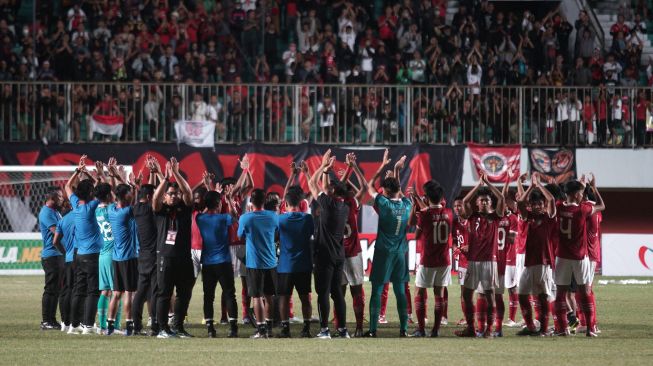 Pemain Timnas Indonesia U-16 melakukan selebrasi seusai mengalahkan Timnas Myanmar U-16 saat laga semi final AFF U-16 2022 di Stadion Maguwoharjo, Depok, Sleman, D.I Yogyakarta, Rabu (10/8/2022).  ANTARA FOTO/Andreas Fitri Atmoko
