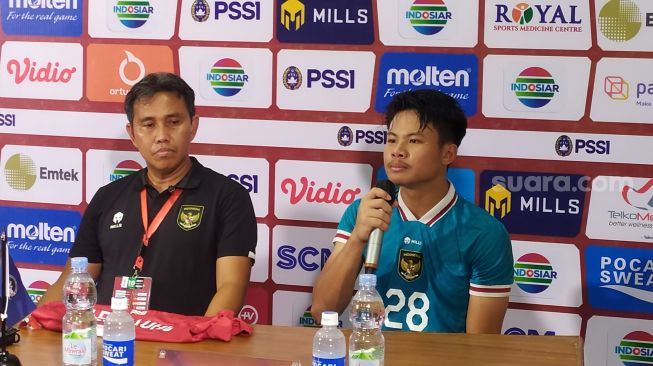 Bima Sakti dan Andrika Fathir Rachman dalam konferensi pers usai timnas Indonesia U-16 melaju ke final Piala AFF U-16 2022. (Suara.com/Arif Budi)