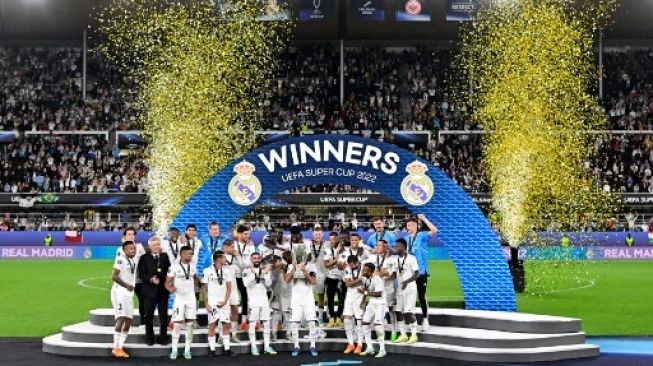 Para pemain Real Madrid merayakan sukses meraih trofi Piala Super Eropa usai laga Real Madrid vs Eintracht Frankfurt di Helsinki, pada 10 Agustus 2022. Real Madrid memenangkan pertandingan 2-0. JAVIER SORIANO / AFP