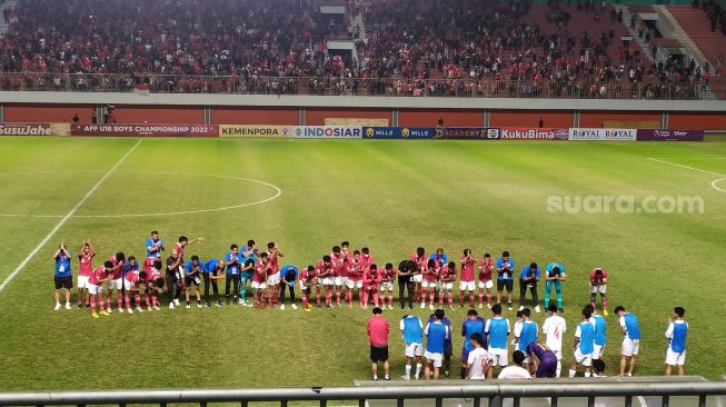 Timnas Indonesia U-16 memberikan respect ke lawan usai pertandingan semifinal Piala AFF U-16 2022. (Suara.com/Arif Budi)