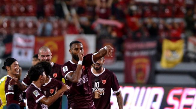 Pesepak bola PSM Makassar Yuran Fernandes (kedua kanan) berselebrasi bersama rekannya usai mencetak gol ke gawang Kedah Darul Aman Malaysia saat pertandingan Semifinal zona ASEAN Piala AFC 2022 di Stadion Kapten I Wayan Dipta, Gianyar, Bali, Selasa (9/8/2022). PSM Makassar berhasil mengalahkan Kedah Darul Aman dengan skor 2-1 dan lolos ke final zona ASEAN Piala AFC 2022. ANTARA FOTO/Fikri Yusuf/aww.