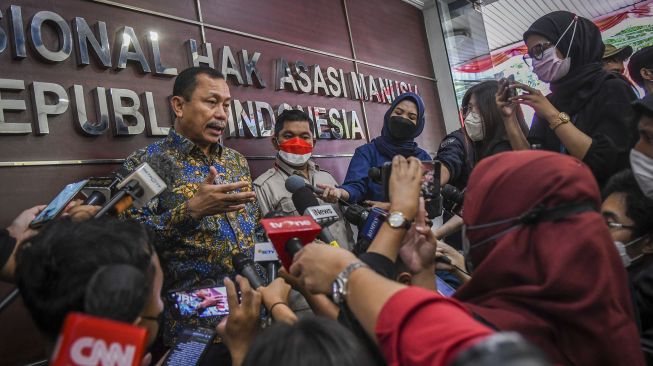 Ketua Komnas HAM Ahmad Taufan Damanik memberikan keterangan kepada wartawan di Kantor Komnas HAM, Jakarta, Kamis (11/8/2022).  ANTARA FOTO/Galih Pradipta